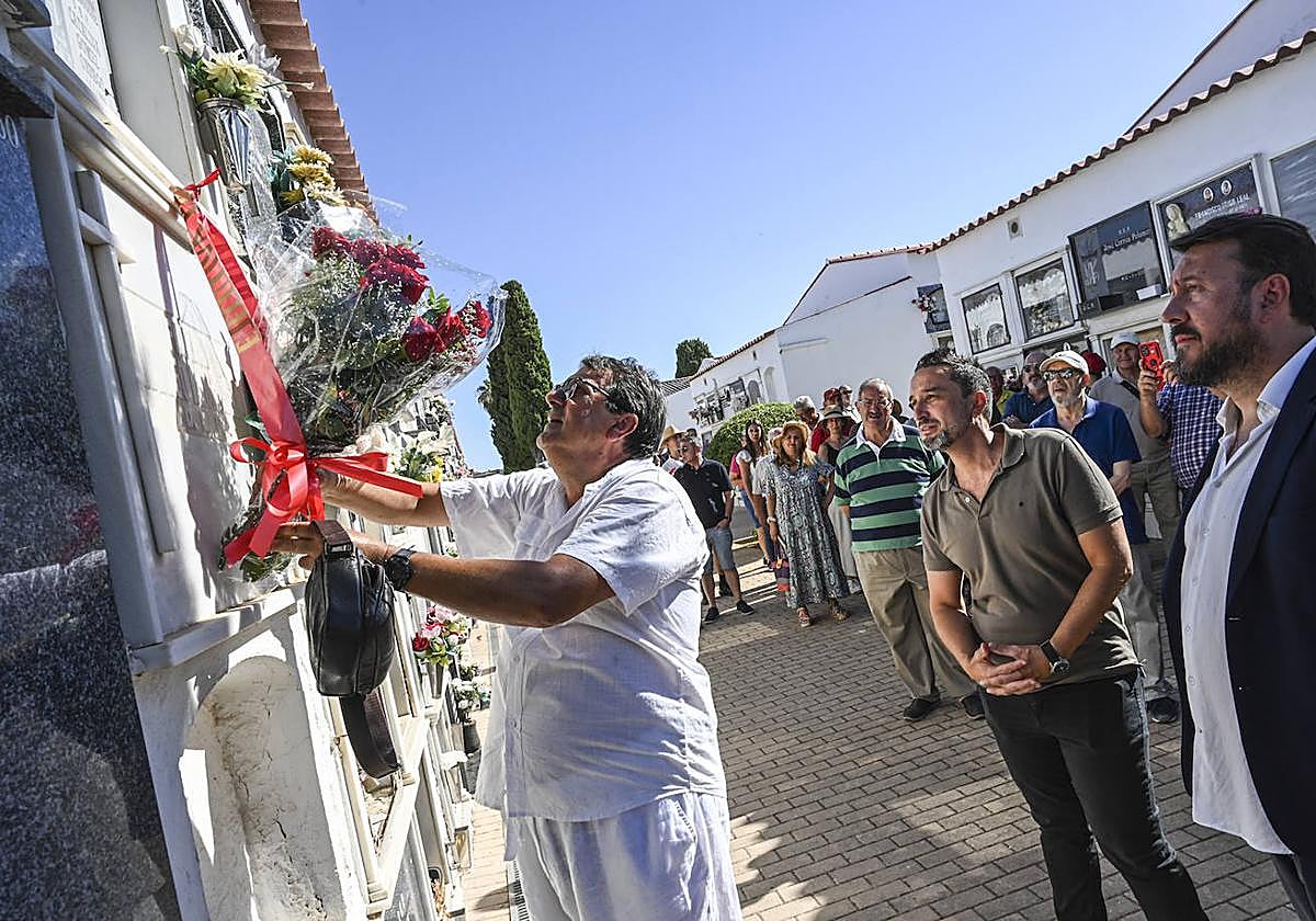 Acto celebrado este jueves en el cementerio viejo de Badajoz.