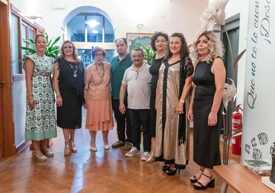 Foto de familia de los galardonados y organizadores.