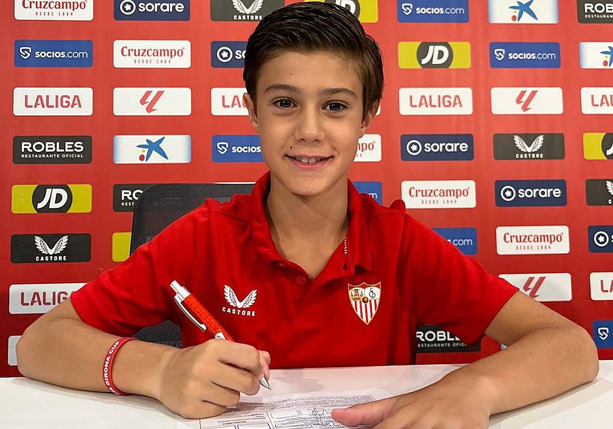 El ribereño Germán Nieto Ortiz sellando su vinculación con el Sevilla.