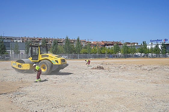 Los obreros trabajan en el nuevo aparcamiento junto a la comisaría de Policía Local en Valdepasillas.