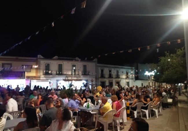 Ambiente en la plaza del pueblo.