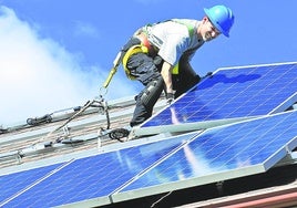 Instalación de paneles solares para autoconsumo fotovoltaico en una vivienda.