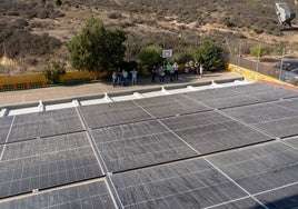 Placas solares instaladas en la cubierta de un colegio.