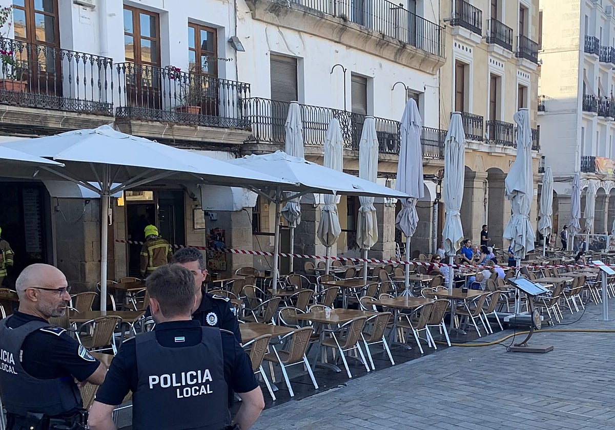 Agentes de la Policía Local, en la Plaza Mayor, en una imagen de archivo.