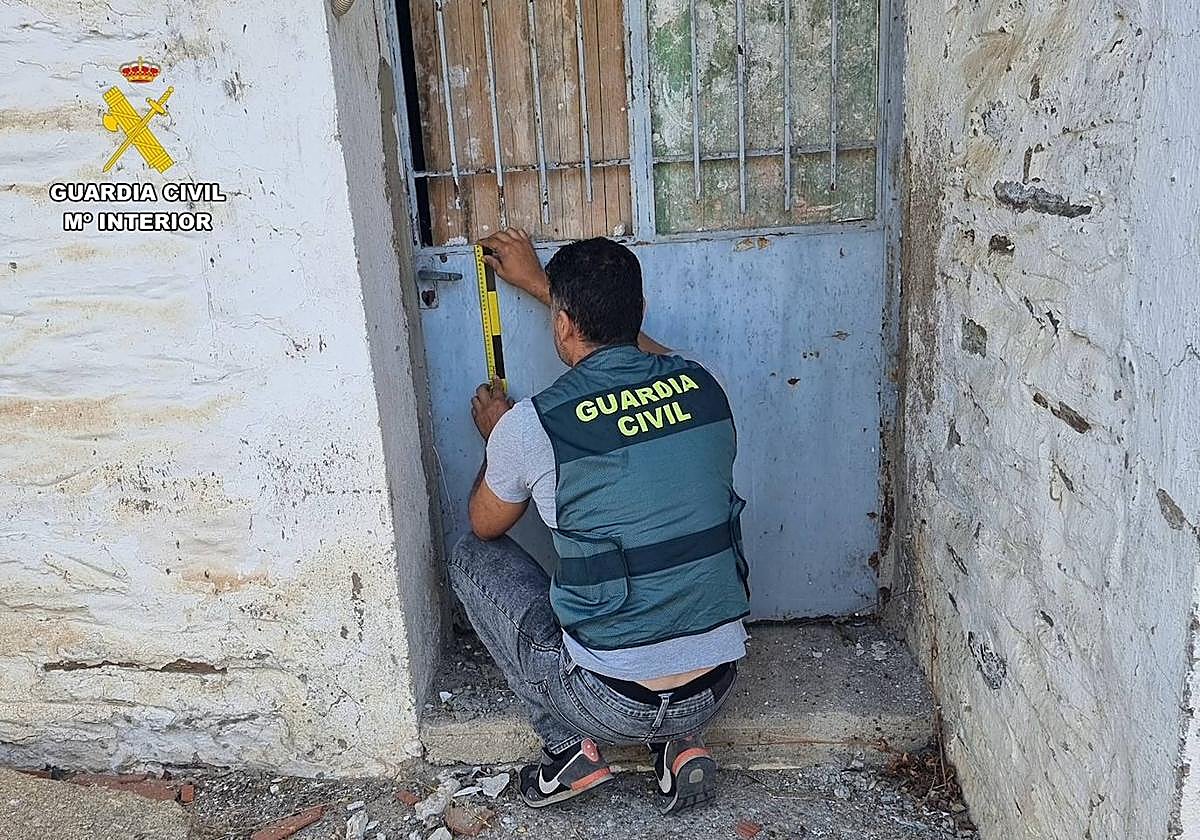 Un agentes de la Guardia Civil durante la investigación.