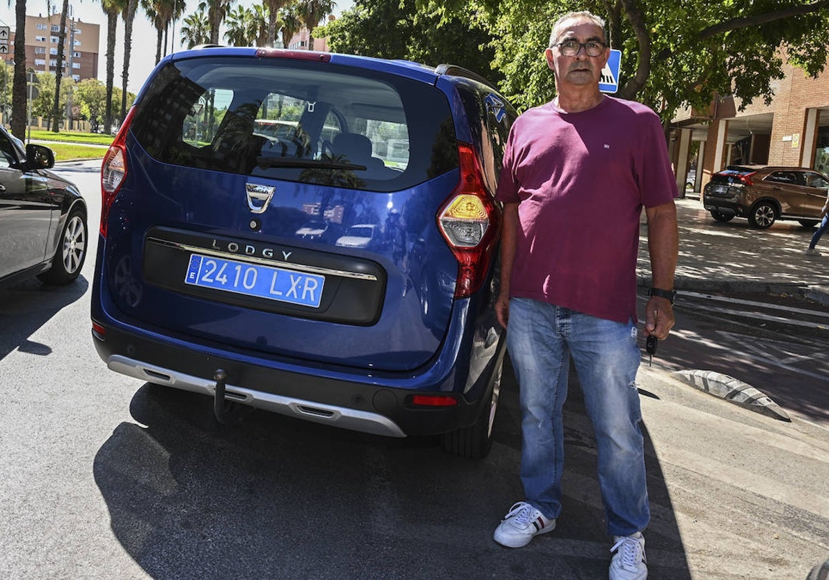 Diego Sanjuán, con su taxi rural en Badajoz el pasado miércoles.