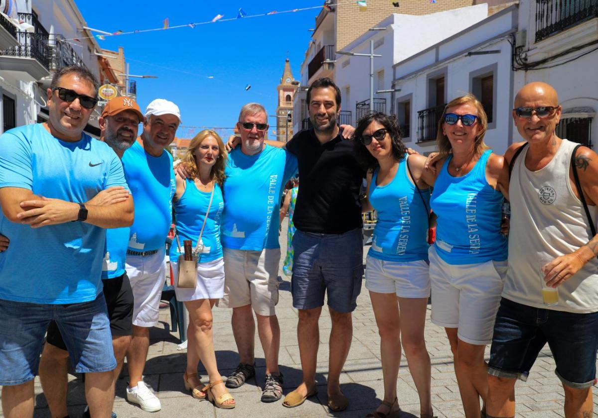 Carlos Curepo se fotografía con un grupo de personas en las fiestas de Valle de la Serena.