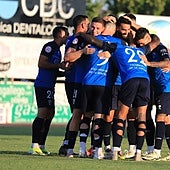 Celebración de uno de los tantos del Villanovense ante el Salamanca.