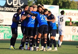 Celebración de uno de los tantos del Villanovense ante el Salamanca.
