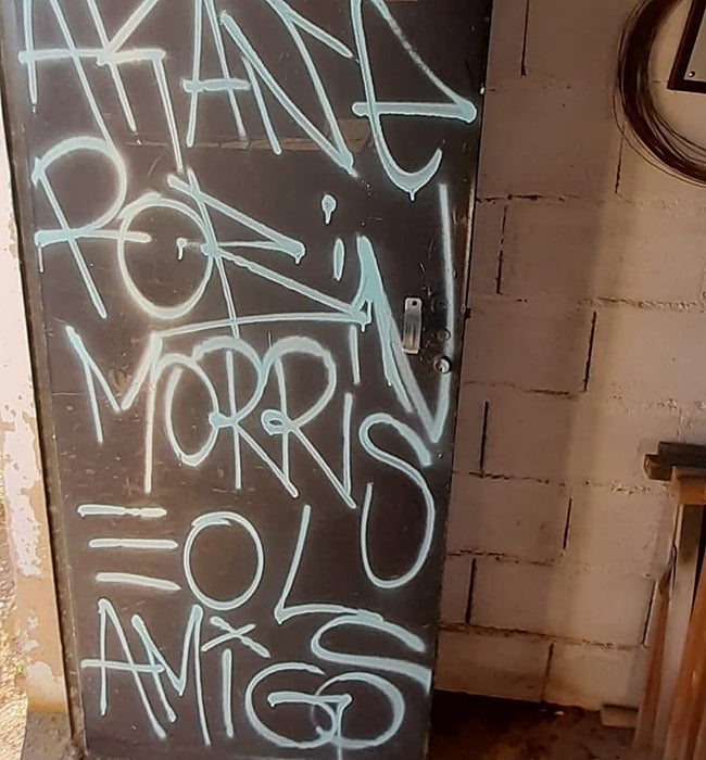 Otra de las pintadas que se han encontrado los usuarios de la Cervera.