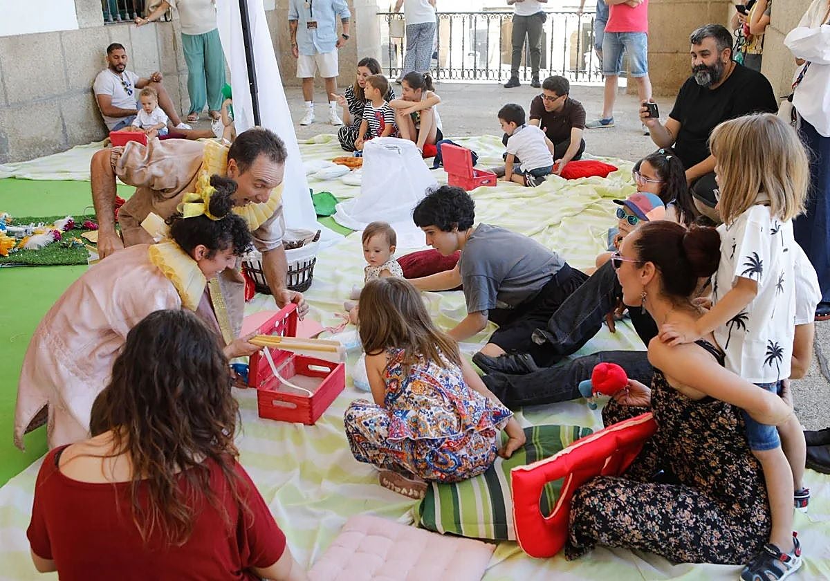 Una actividad de teatro para bebés en la Plaza Mayor.