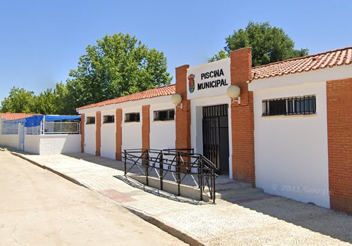 Acceso a la piscina municipal de Solana de los Barros.