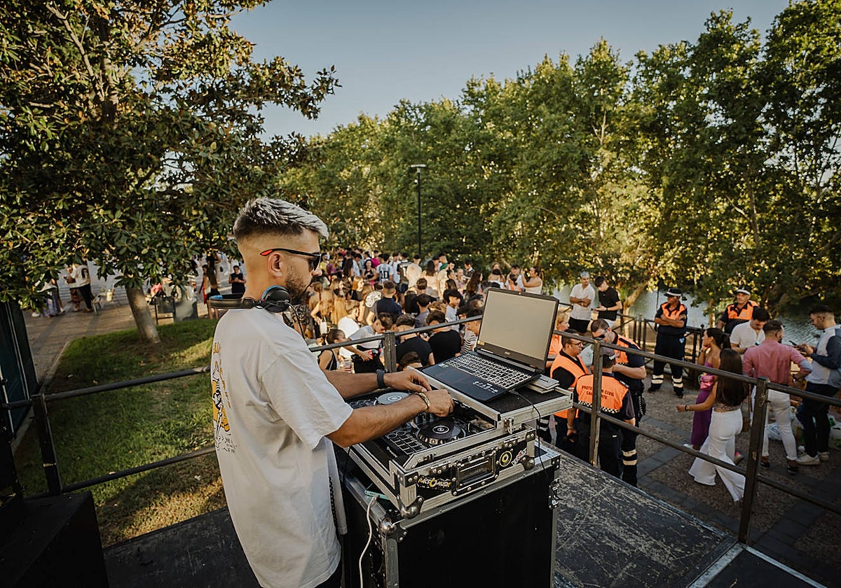 Un DJ en la Feria del año pasado pinchando música en el Paseo de Roma.