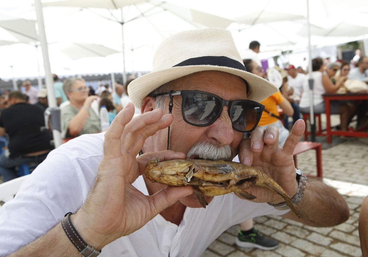 Los visitantes degustan centenares de tencas en una jornada festiva que se desarrolla en distintos pueblos de la comarca Tajo-Salor.