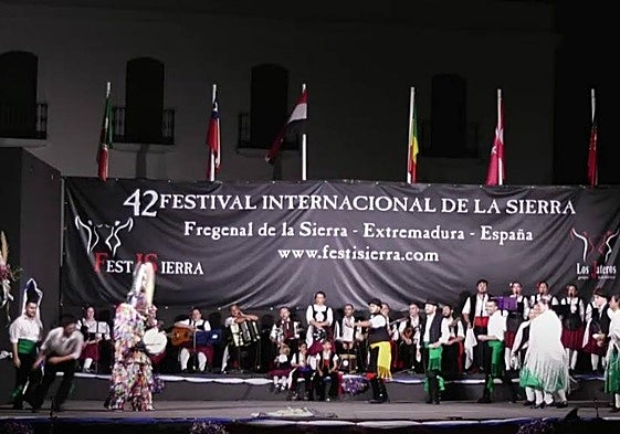 Los Jateros volvieron a subir al escenario para la clausura del festival.