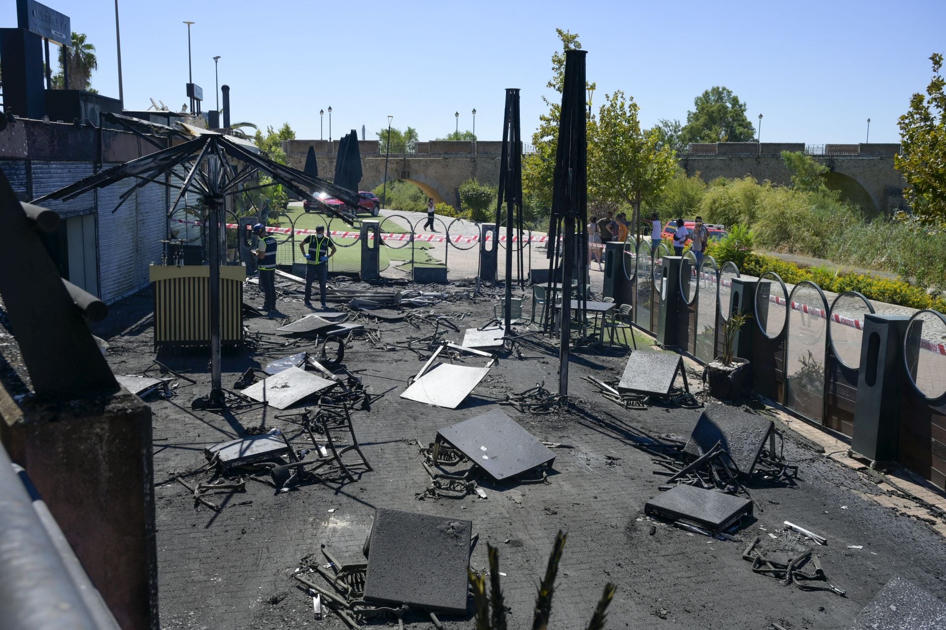 Fotos | Así ha quedado la terraza del bar del río Guadiana en Badajoz