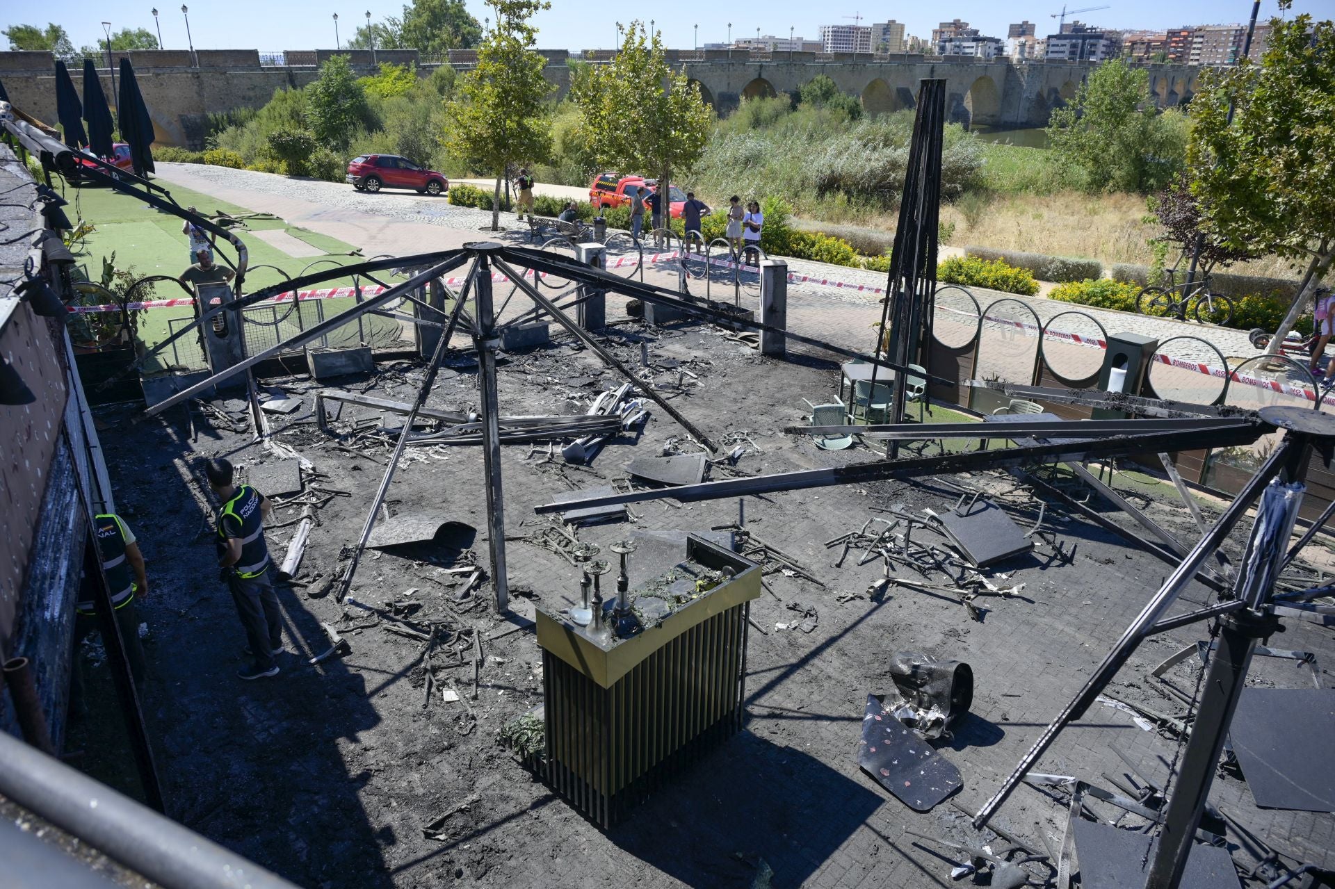 Fotos | Así ha quedado la terraza del bar del río Guadiana en Badajoz