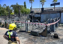 El fuego ha arrasado la terraza del local Cuarenta y 7 gastrobar 'Food&music'.