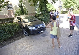 El vehículo quedó encajado en el jardín del número 5 de Augusto Vázquez.