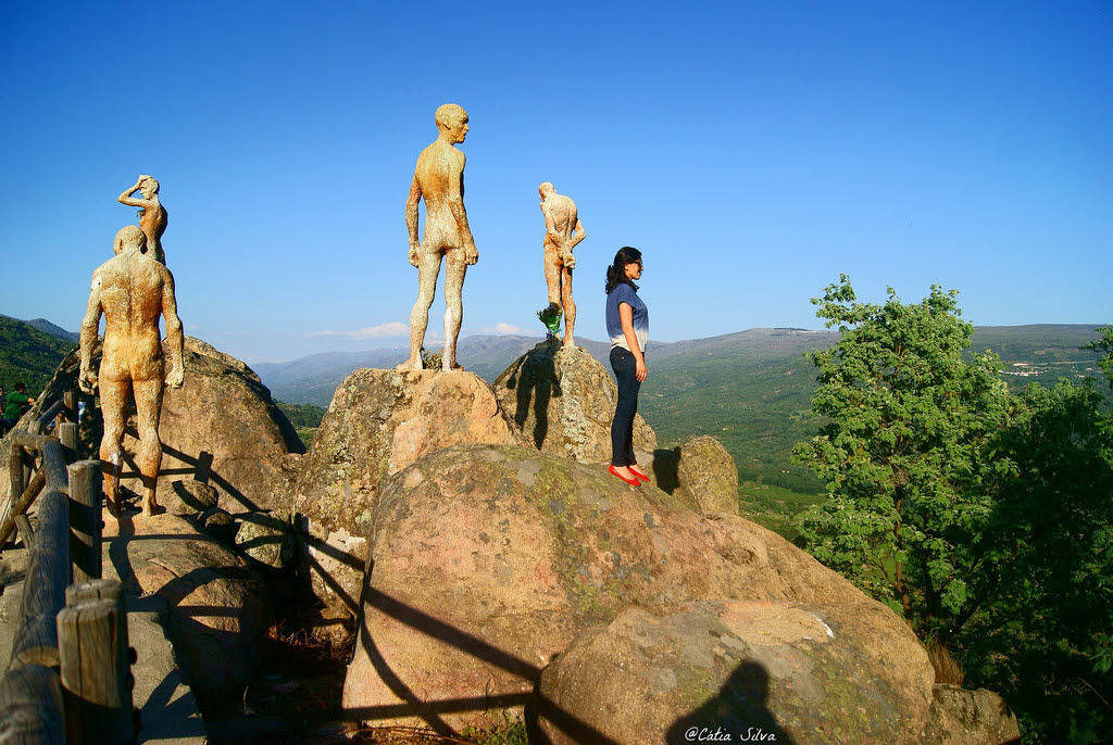 Mirador de la memoria. Está a unos cuatro minutos en coche de la piscina natural. A.J.A