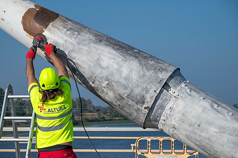 Los operario de Extrealtura comenzaron a trabajar esta mañana en el puente.