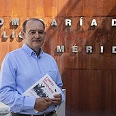 El comisario de la Policía Nacional de Mérida, Aurelio Fernández, con la novela publicada.