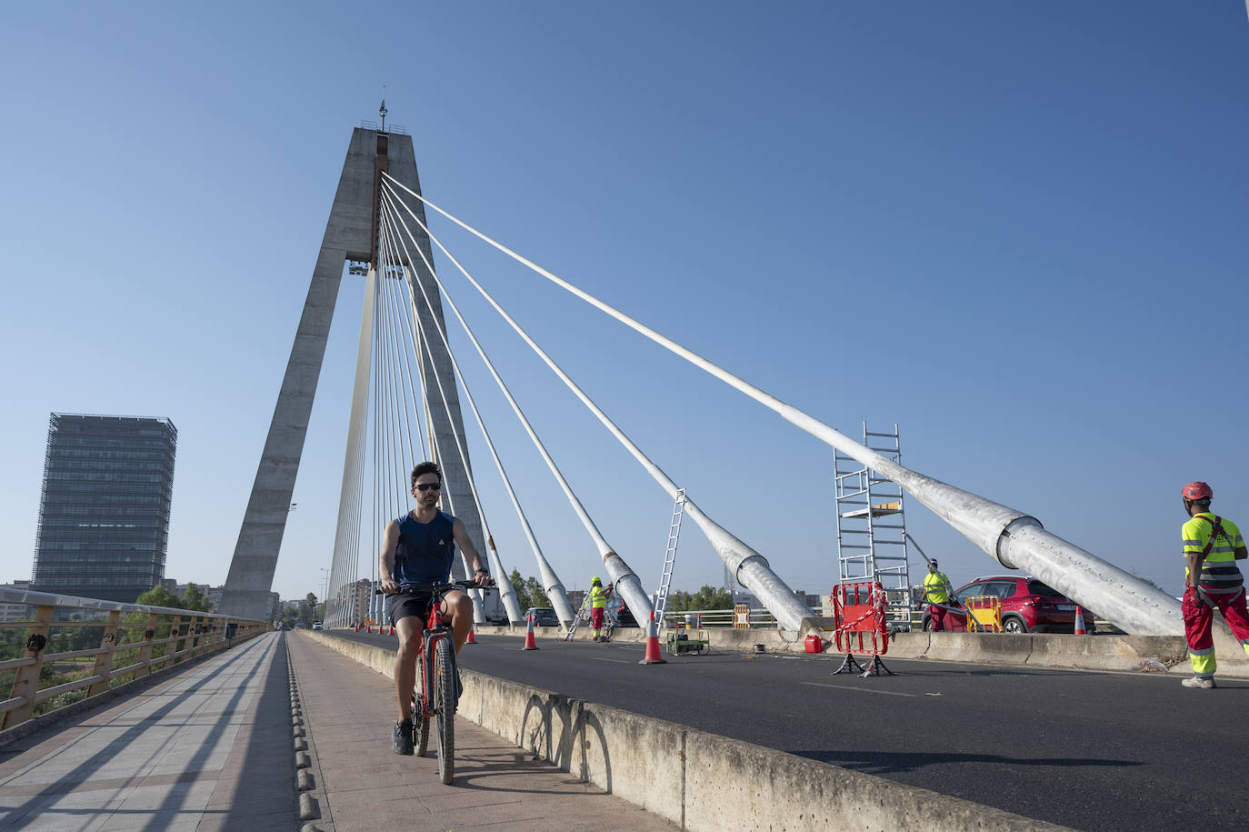 Así se están llevando a cabo los trabajos de repintado en el Puente Real de Badajoz