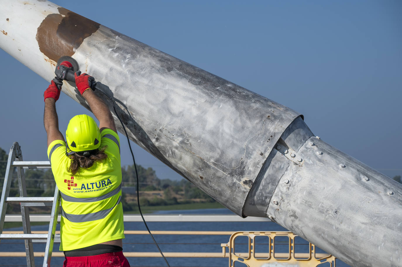 Así se están llevando a cabo los trabajos de repintado en el Puente Real de Badajoz