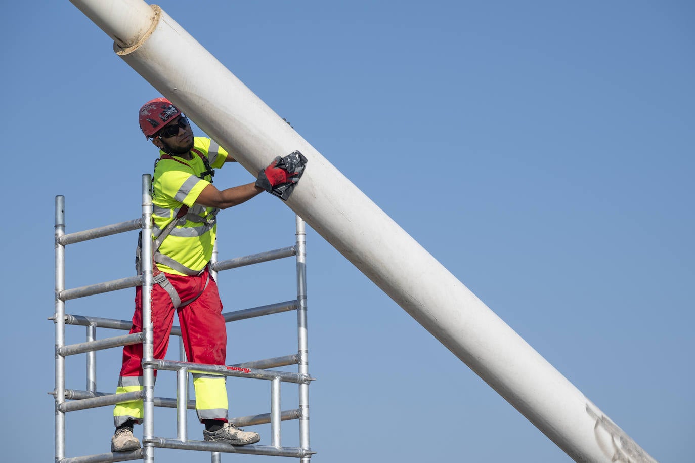 Así se están llevando a cabo los trabajos de repintado en el Puente Real de Badajoz