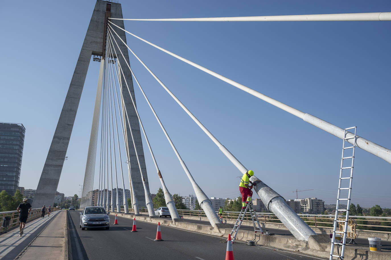 Así se están llevando a cabo los trabajos de repintado en el Puente Real de Badajoz