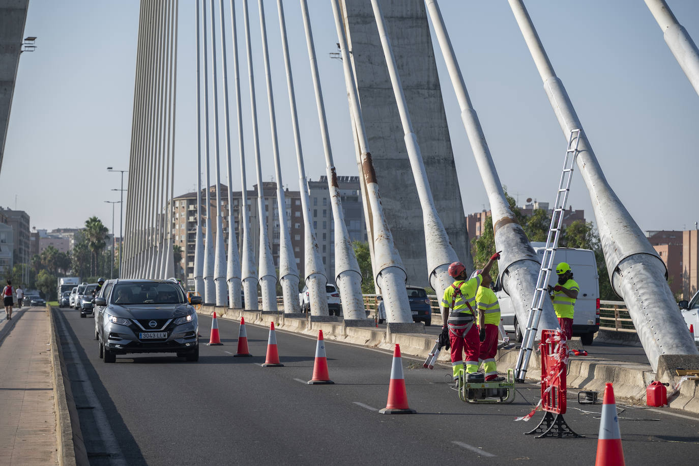 Así se están llevando a cabo los trabajos de repintado en el Puente Real de Badajoz