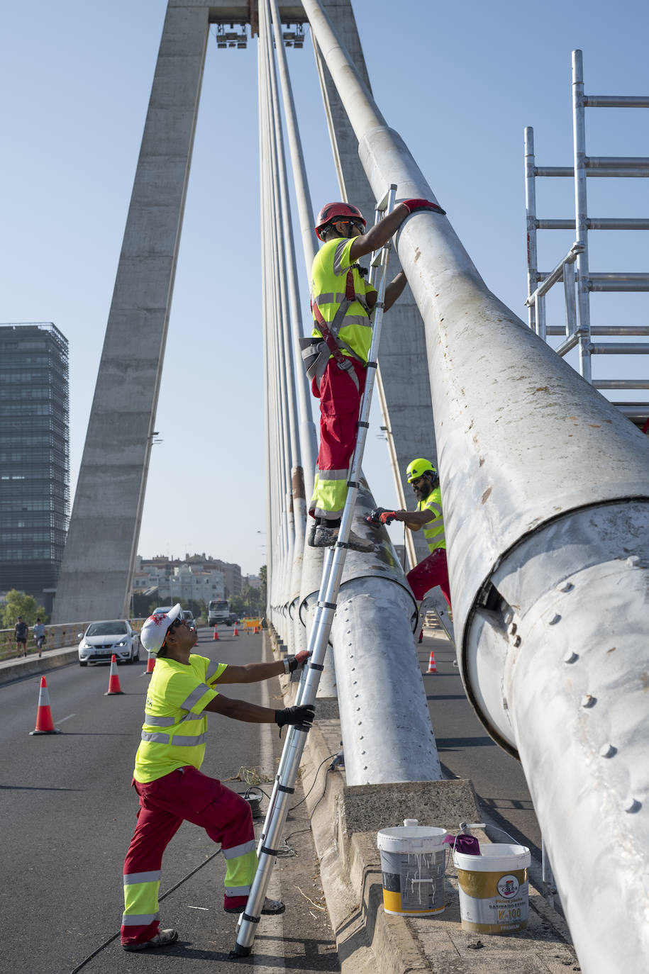 Así se están llevando a cabo los trabajos de repintado en el Puente Real de Badajoz
