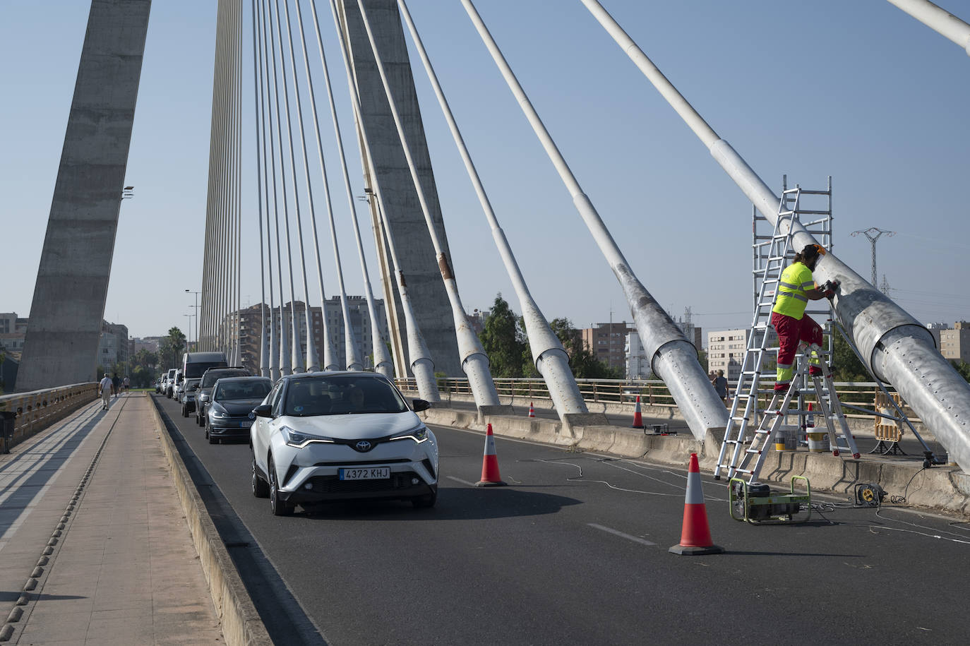 Así se están llevando a cabo los trabajos de repintado en el Puente Real de Badajoz