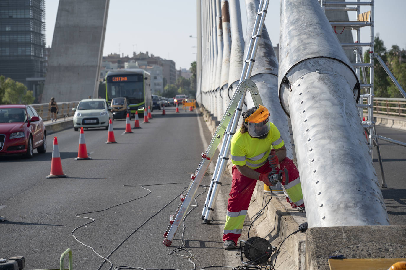Así se están llevando a cabo los trabajos de repintado en el Puente Real de Badajoz