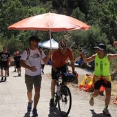 Mucho calor y color en el Pico Villuercas para recibir a los ciclistas de La Vuelta