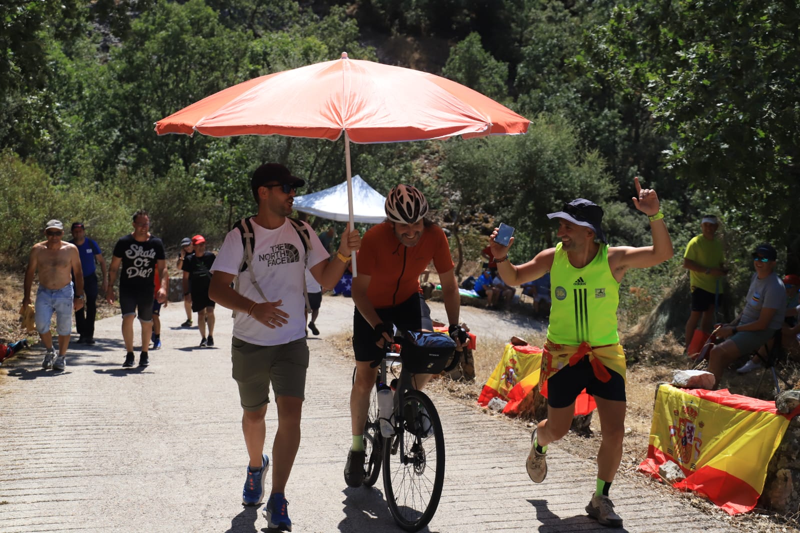 Fiesta de aficionados a la bici en el Pico Villuercas