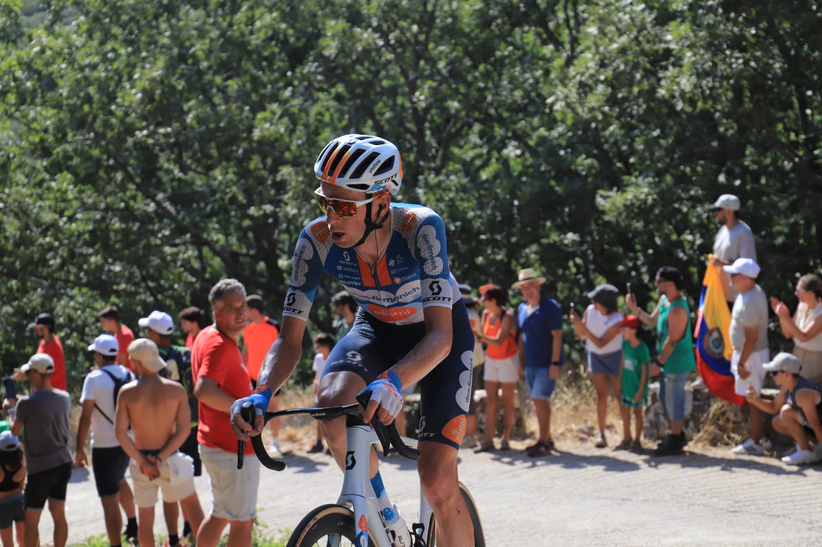 Miles de aficionados arropan a los ciclistas en Pico Villuercas