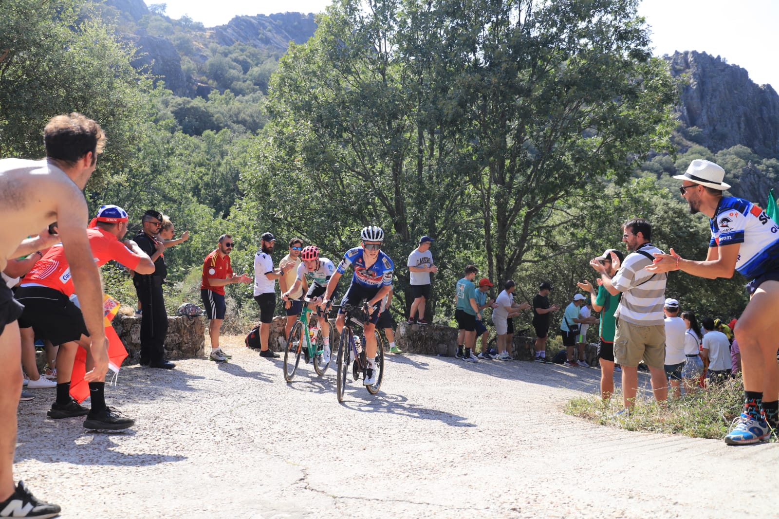 Miles de aficionados arropan a los ciclistas en Pico Villuercas