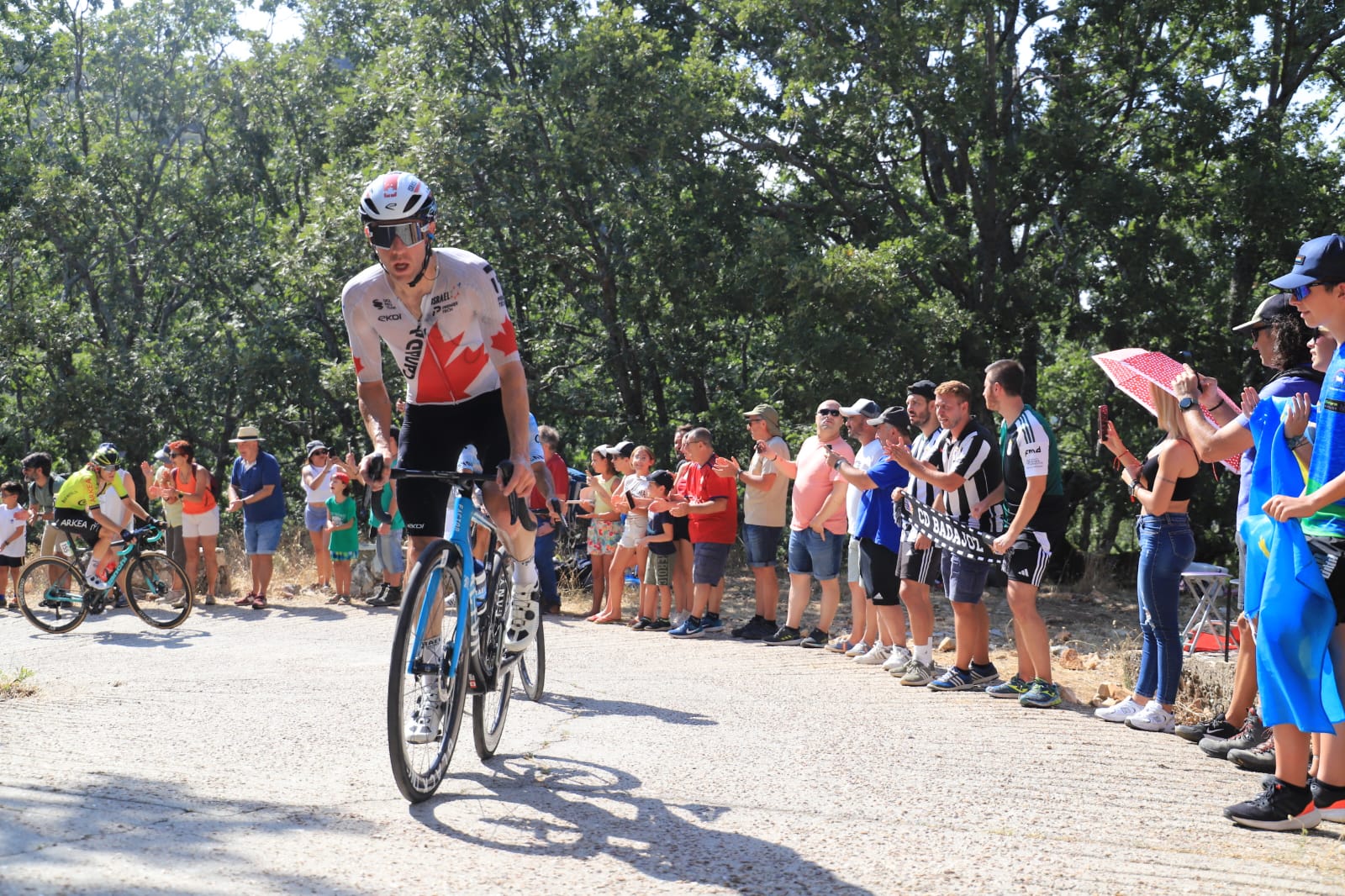 Miles de aficionados arropan a los ciclistas en Pico Villuercas