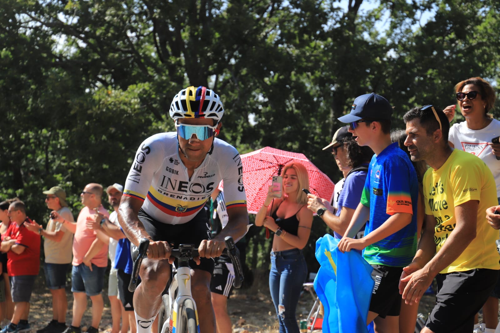 Miles de aficionados arropan a los ciclistas en Pico Villuercas