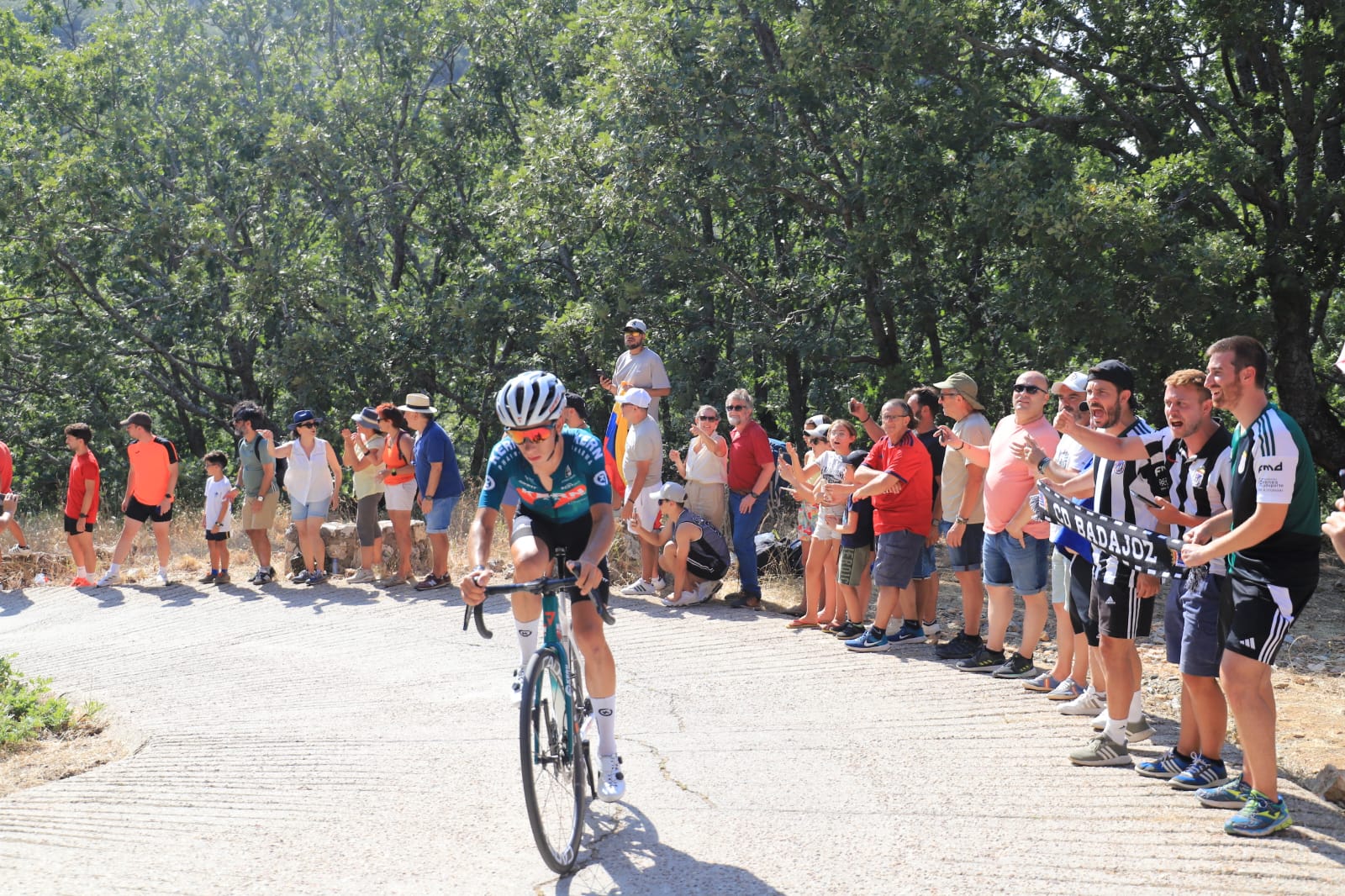 Miles de aficionados arropan a los ciclistas en Pico Villuercas