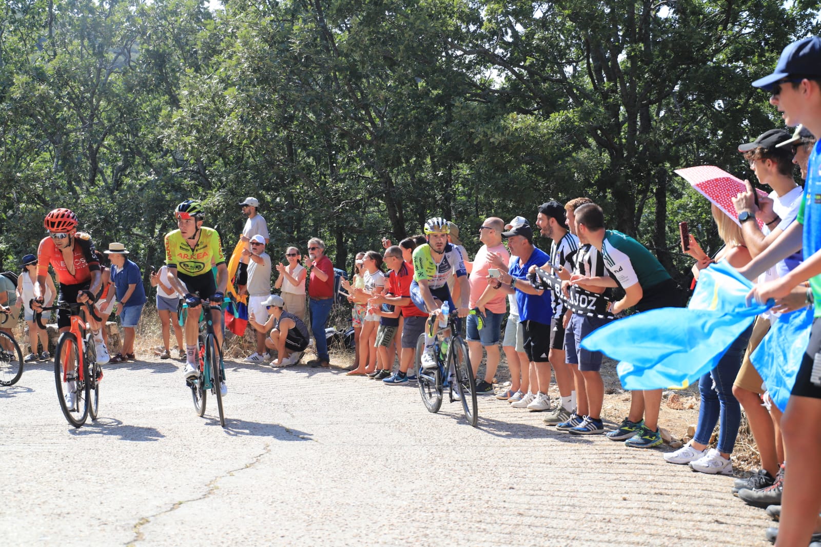 Miles de aficionados arropan a los ciclistas en Pico Villuercas