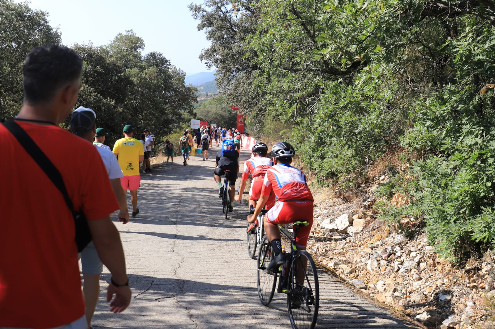 Miles de aficionados arropan a los ciclistas en Pico Villuercas