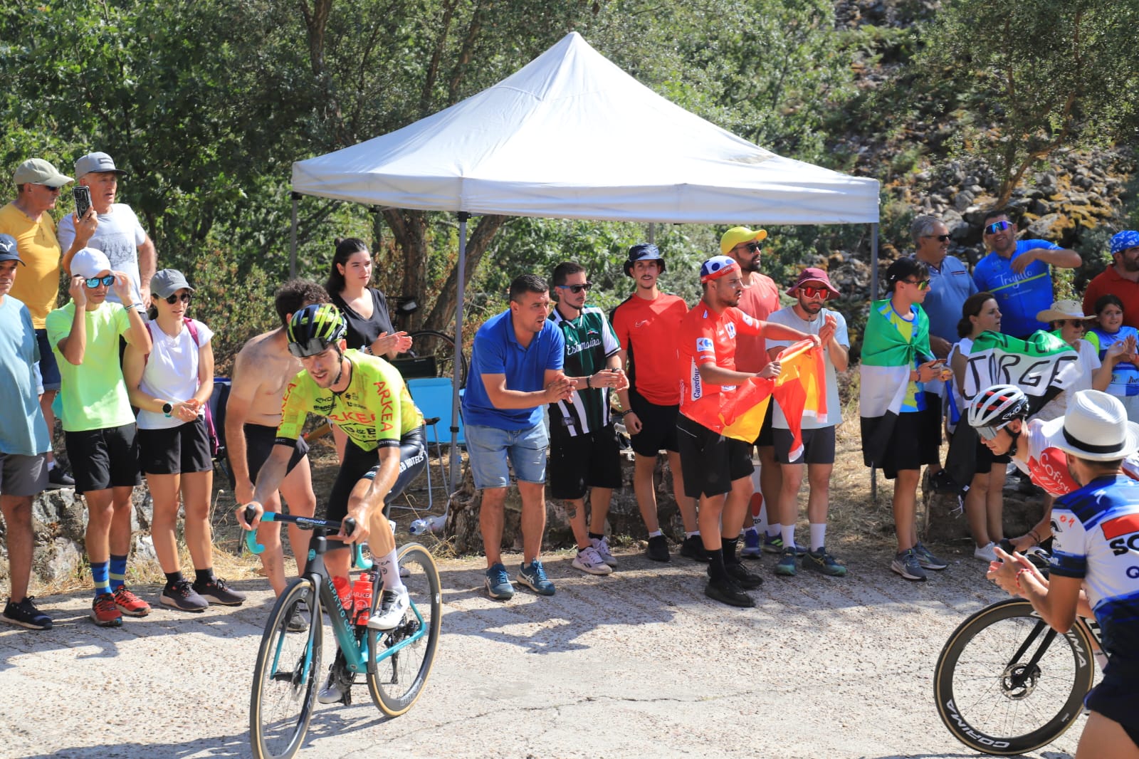 Miles de aficionados arropan a los ciclistas en Pico Villuercas