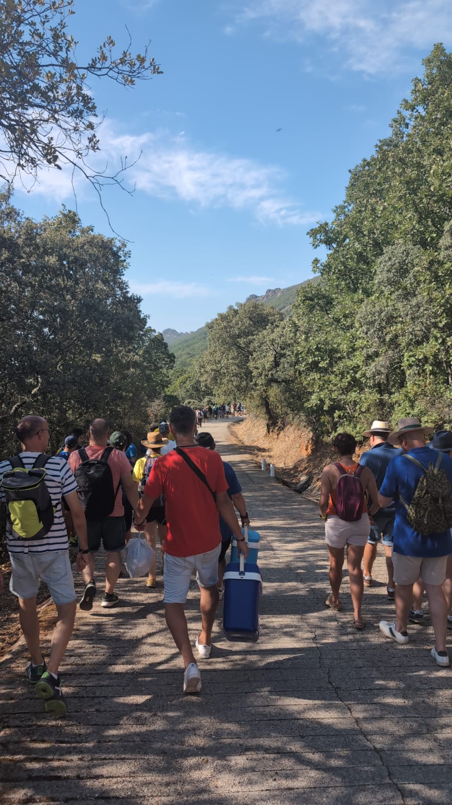 Miles de aficionados arropan a los ciclistas en Pico Villuercas