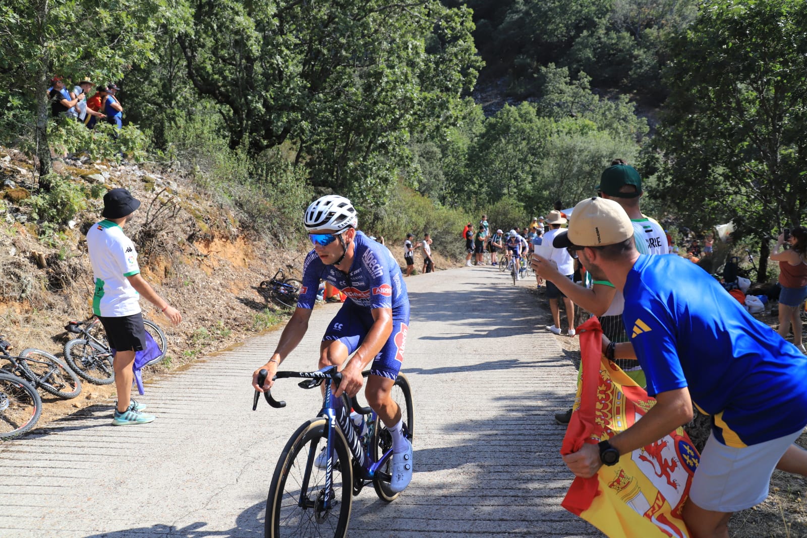 Miles de aficionados arropan a los ciclistas en Pico Villuercas