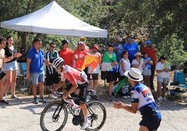 Aficonados aplauden a los ciclistas en una de las rampas más duras del Pico Villuercas.