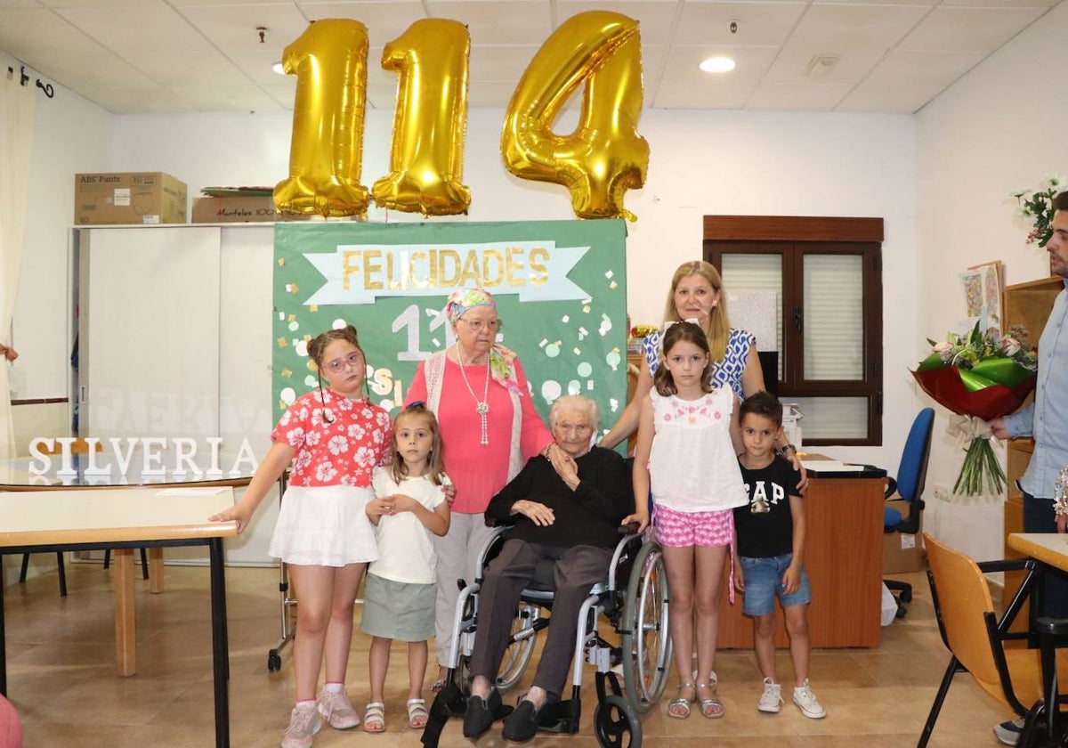 Silveria el pasado 20 de junio, cuando cumplió 114 años, con una nieta, hija y varios descendientes.