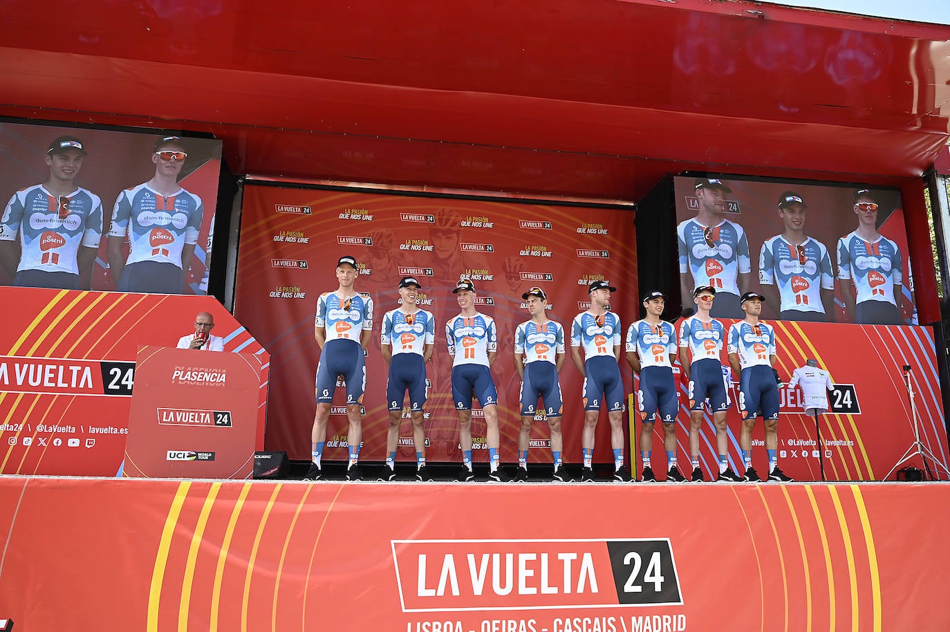 Plasencia se vuelca en la salida de la 4ª etapa de la Vuelta Ciclista a España