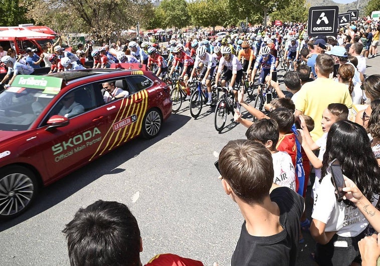 El público arropa a los ciclistas durante la salida de la Vuelta desde Plasencia.